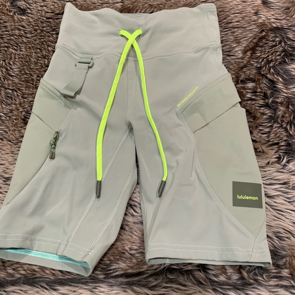 Lululemon Cargo Super-High-Rise Hiking Short 8"
Laurel Green Size 4